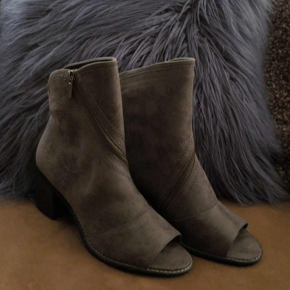 NWT White Mountain Dark Gray Heeled Booties